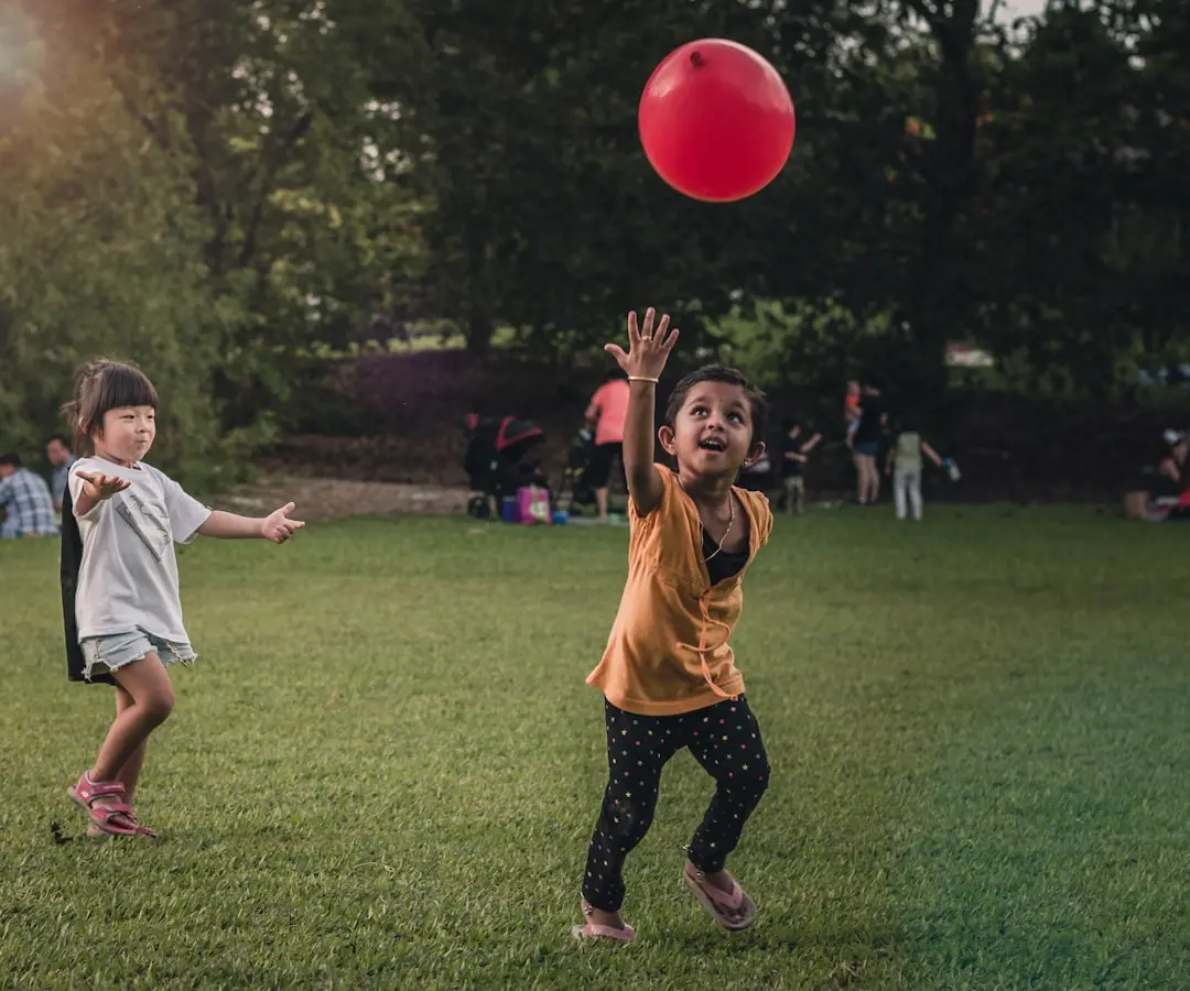 Kinder beim Balancieren und spielerischen Trainieren der Körperwahrnehmung