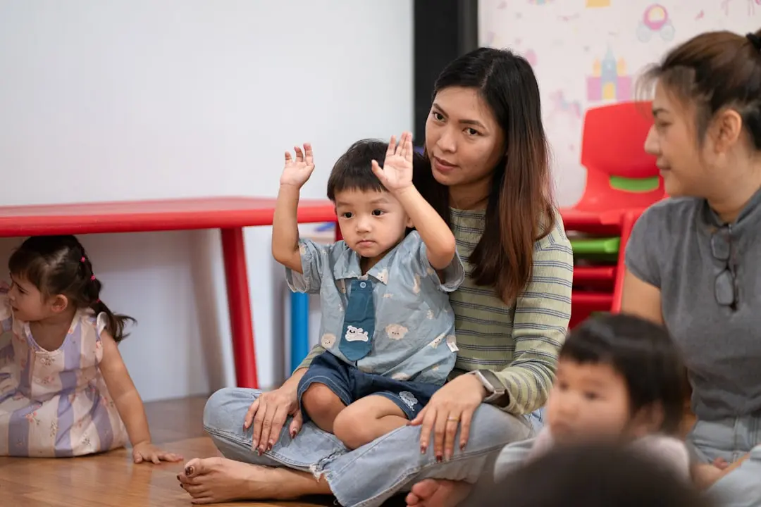 Hörmemory selber machen: 12 Geräusche-Spiele für Kinder 2 Kinder konzentrieren sich bei einem Hör- und Zuhörspiel auf unterschiedliche Geräusche