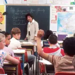 Grundschulkinder im Klassenraum als Ausgangspunkt für kurze Bewegungspausen