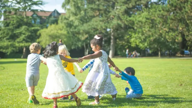 Kinder beim gemeinsamen Bewegungsspiel im Kreis