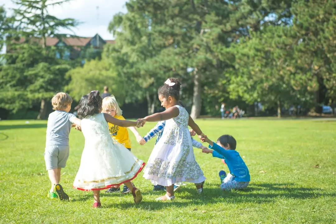 Bewegungswürfel selber machen: 36 Aufgaben für Kita und Grundschule 1 Kinder beim gemeinsamen Bewegungsspiel im Kreis