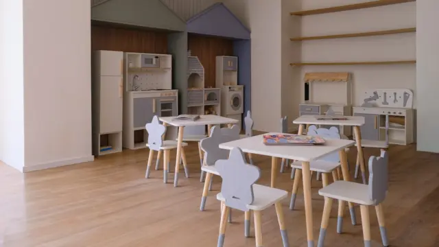 Kinder beim gemeinsamen Spielen in einer Lernumgebung