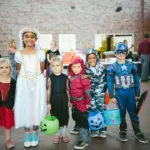 Kinder in Halloween-Kostümen für lustige Halloween-Spiele