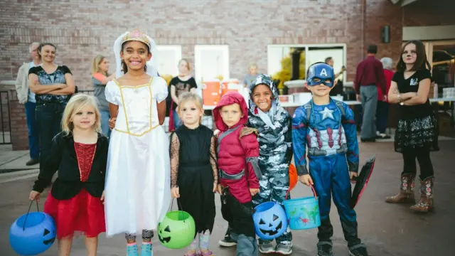 Halloween-Spiele für Kinder: 25 lustige Ideen für Kita, Schule und Zuhause 1 Kinder in Halloween-Kostümen für lustige Halloween-Spiele