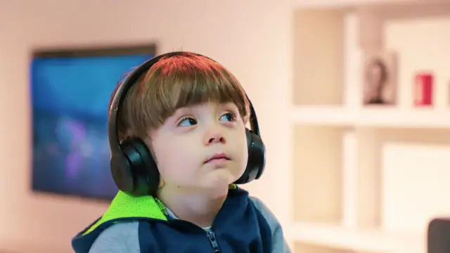 Kinder bei einem Hör- und Musikspiel