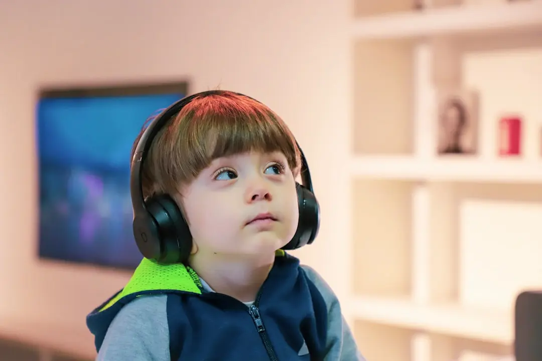 Hörmemory selber machen: 12 Geräusche-Spiele für Kinder 1 Kinder bei einem Hör- und Musikspiel
