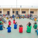 Kinder bei einer gemeinsamen Gruppenaktivität als Idee für Kreisspiele im Kindergarten