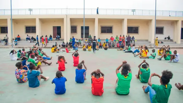 Kinder bei einer gemeinsamen Gruppenaktivität als Idee für Kreisspiele im Kindergarten
