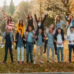 Kinder gemeinsam im herbstlichen Park als Motiv für den Morgenkreis im Herbst