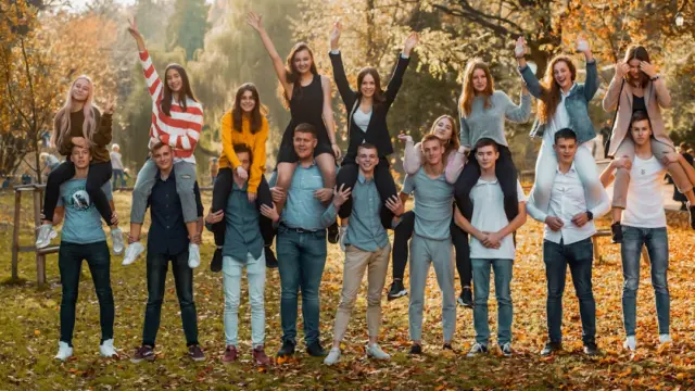 Kinder gemeinsam im herbstlichen Park als Motiv für den Morgenkreis im Herbst