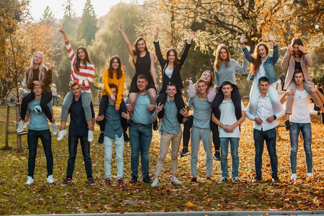 Kinder gemeinsam im herbstlichen Park als Motiv für den Morgenkreis im Herbst