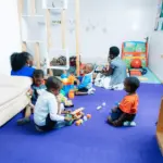 Kinder beim Spielen in einem hellen Raum – Ideen für Regentage