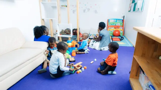 Kinder beim Spielen in einem hellen Raum – Ideen für Regentage
