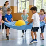 Sechs Grundschulkinder transportieren gemeinsam einen weichen Ball auf einem Tuch in der Sporthalle