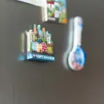 Kleine Magnete an einer metallischen Kühlschrankoberfläche