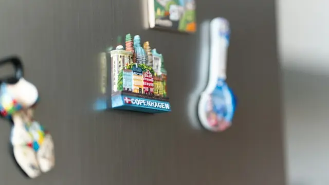 Kleine Magnete an einer metallischen Kühlschrankoberfläche